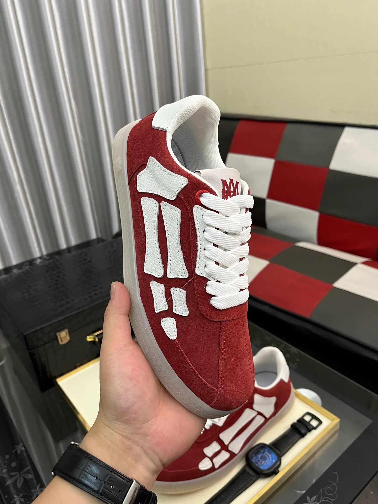 Men's shoes 💰420⌚️⌚️《AMIR*》New men's low-top casual sports sneakers bone shoes, another pair of irresistible bone shoes. Bone shoes are one of AMIRI's most popular items. They use first-layer cowhide uppers. The side bones are made of two cowhide laminations. They have a three-dimensional feel. The leather incisions are all oil-edged. Contrasting color design. Simple style. Fashionable sports. Customized metal LOGO nameplate to embellish shoelaces. Exclusive control of top version. Supports comparison. Breathable mesh lining Original rubber outsole A must-have item for daily leisure Suitable for various occasions Check it out if you are looking for high quality Super cool uppers Size: 38-445️⃣ Colors available